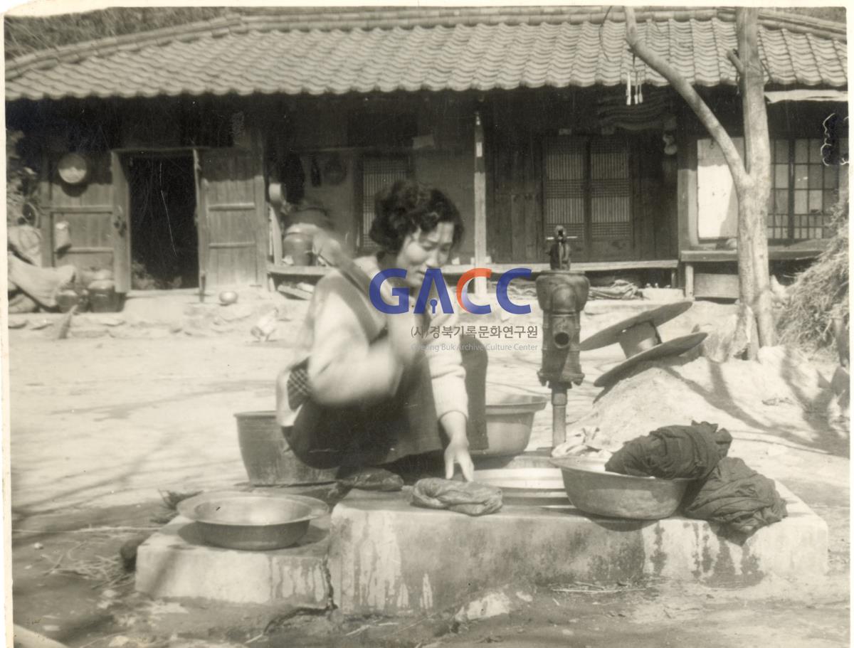 1960년대 빨래하는 어머니 작은그림