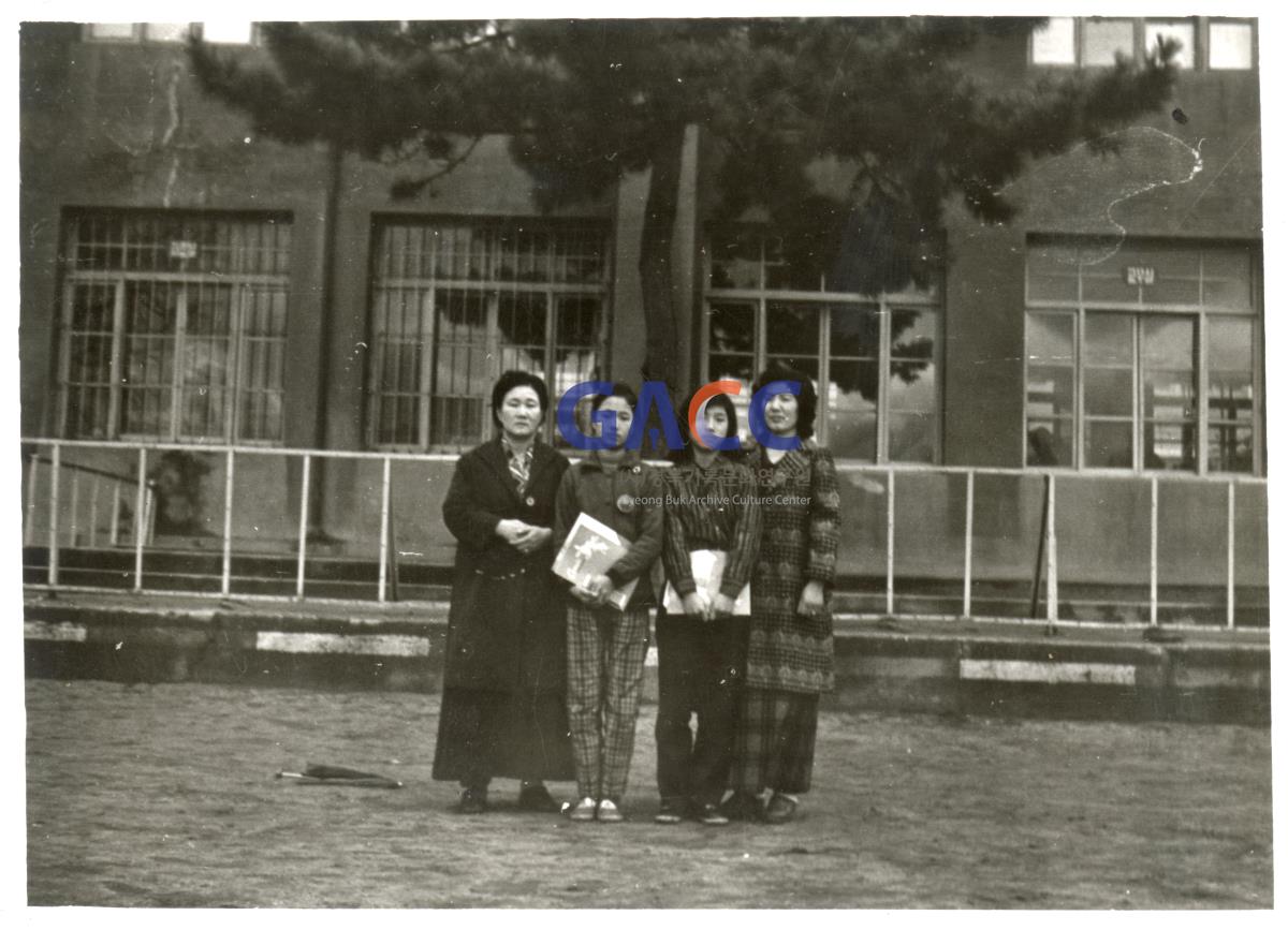 1975년 안동초등학교 졸업식 작은그림