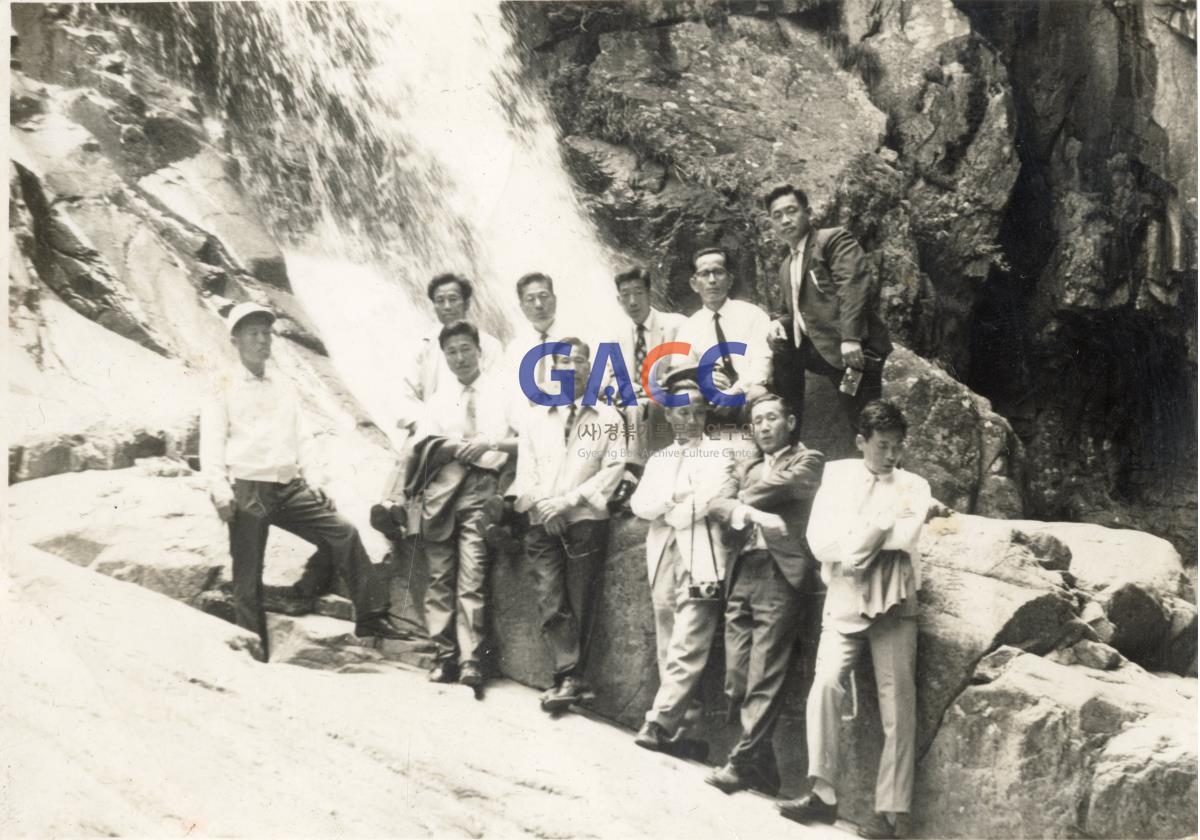1970년대 울진 폭포에서 작은그림