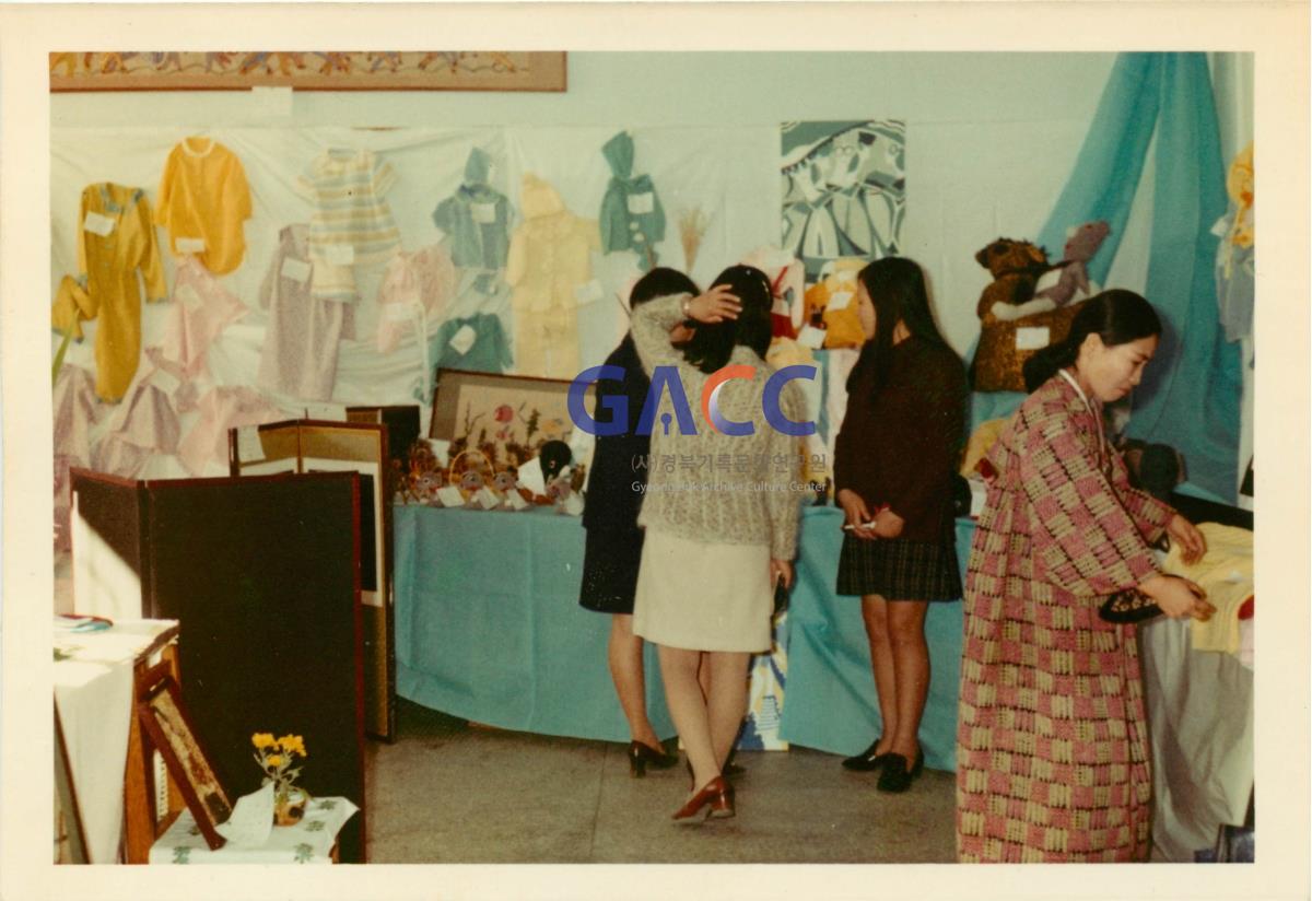 가톨릭 상지대학교 상지전문학교 의상과 바자회 1970년, 1971년 작은그림