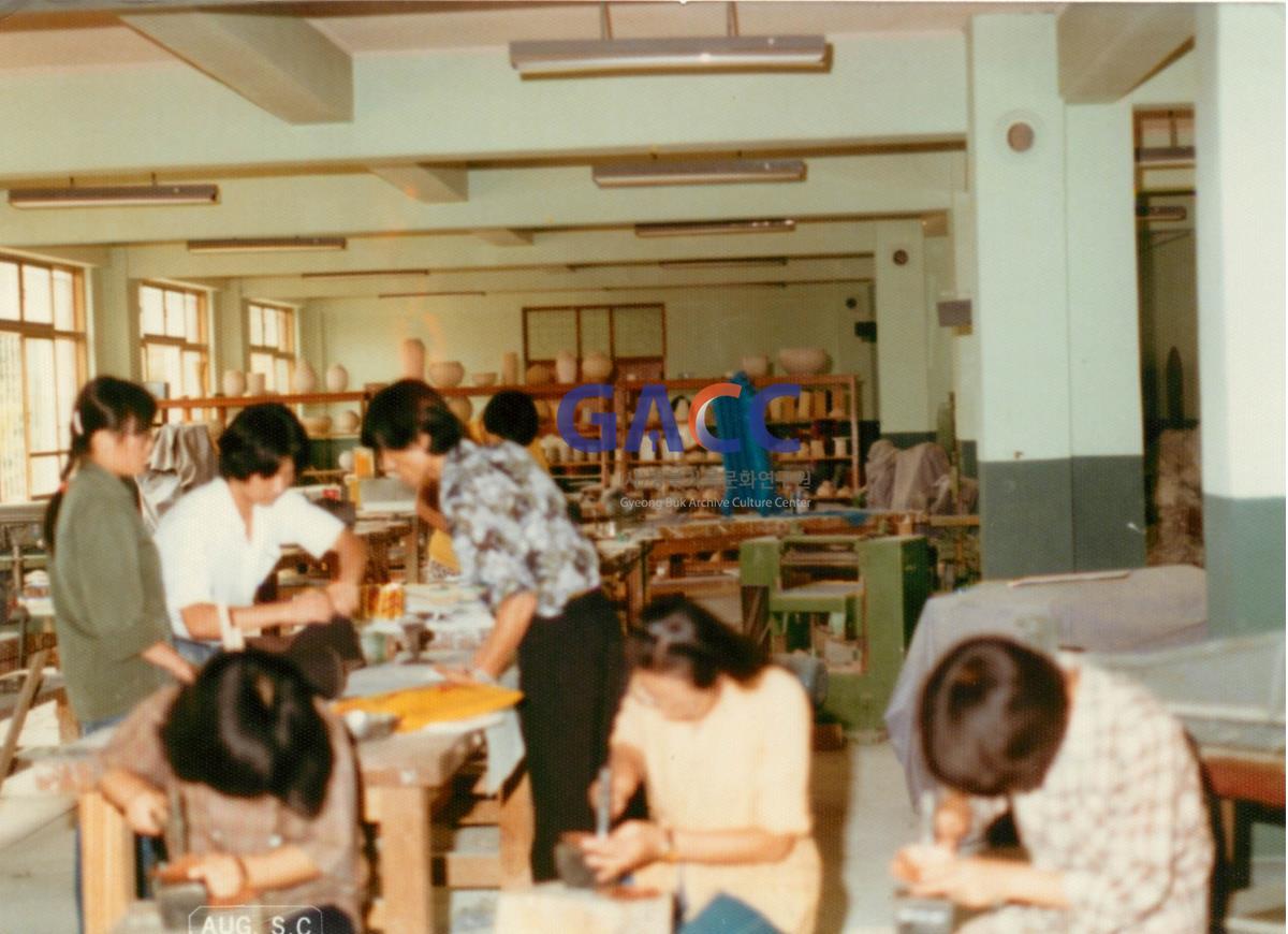 가톨릭 상지대학교 금속공예과 수업 1970년대 작은그림