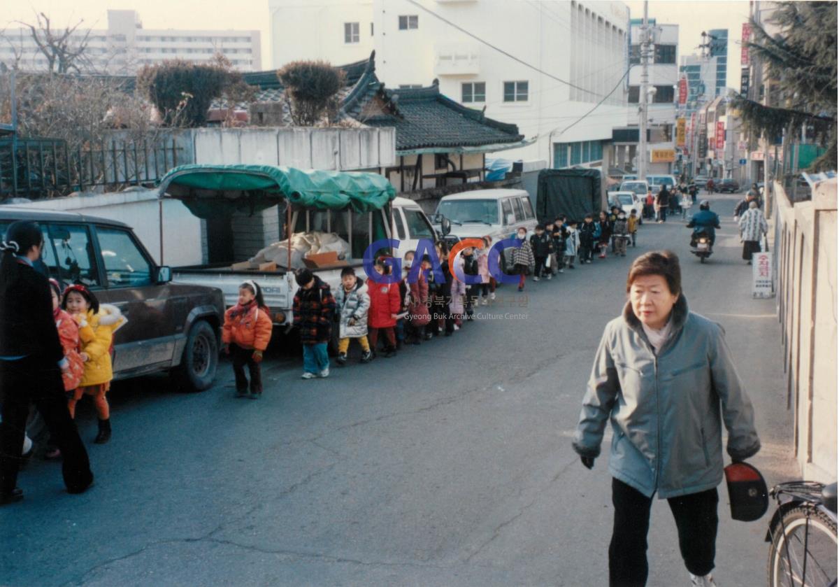 가톨릭 상지대학교 올라가는 골목 유치원생 등교길(마리스타 학생회관 - 정문) 1990년대 작은그림