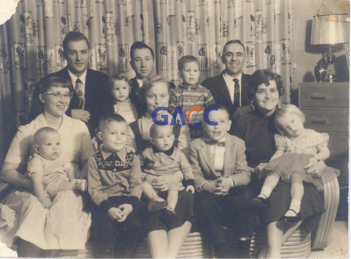 성소병원 1964_3_미국 연합장로교 안동선교부 선교사 가족일동 작은그림