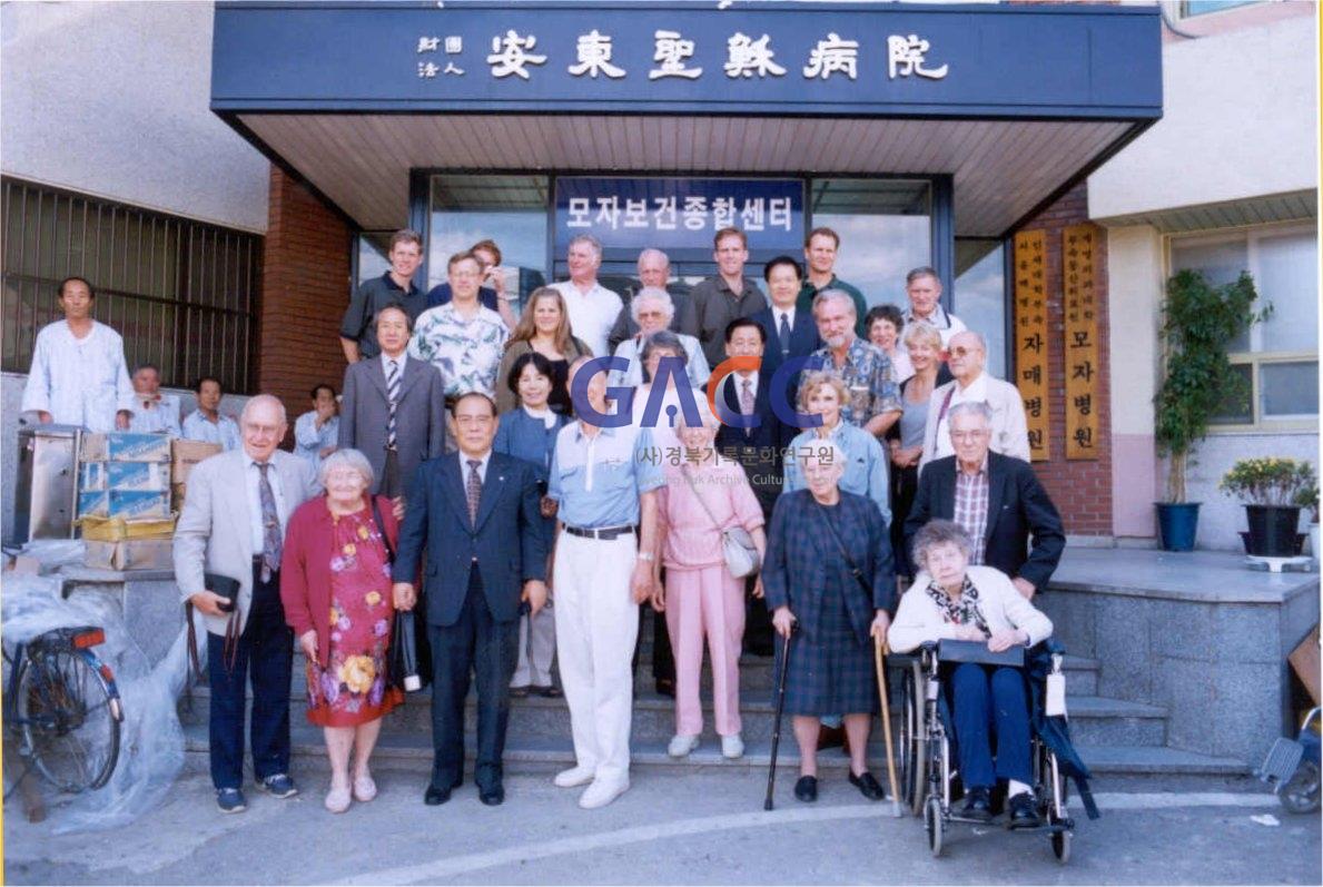 성소병원 1999년_내한한 선교사 가족들 작은그림