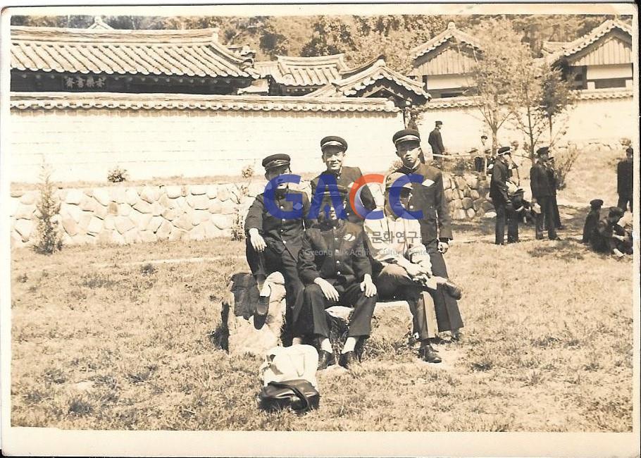 1970년대 도산서원으로 소풍 온 안동고등학교 학생들 작은그림