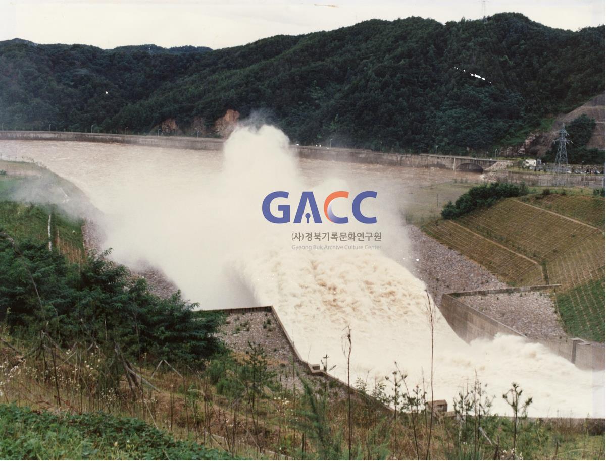 1991년 임하댐 수문개방시의 사진 작은그림