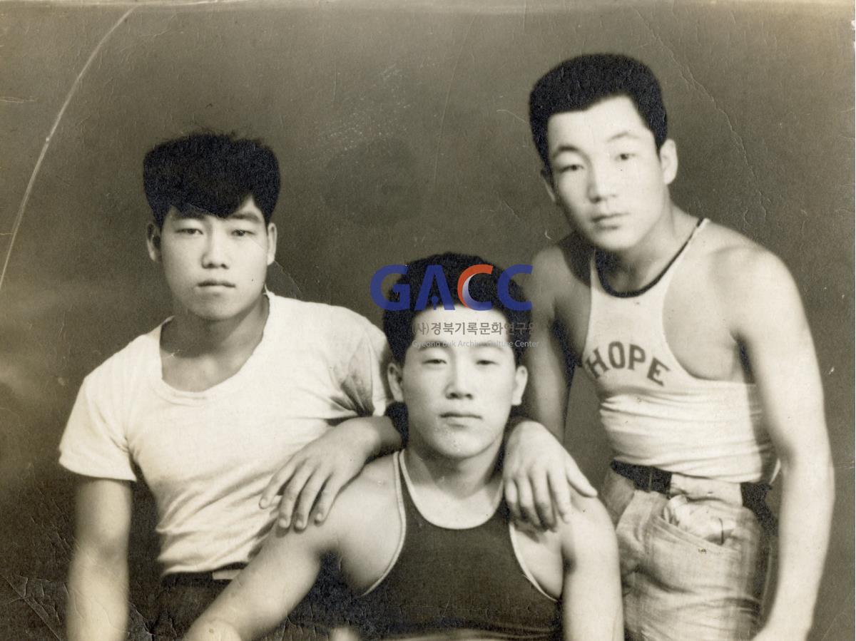 1958년경 이웃 동료와 함께 작은그림