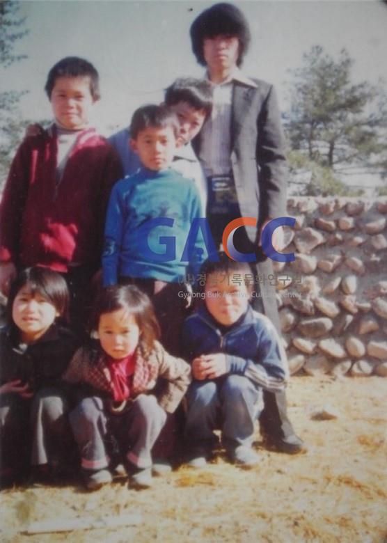‘그때 그 시절’ 아버지와 누나,동생들과 함께 찍은 사진. 작은그림