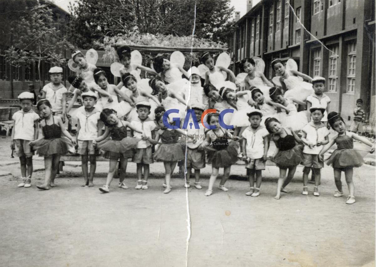 1967년 안동초등학교 학예무용발표회(2) 작은그림