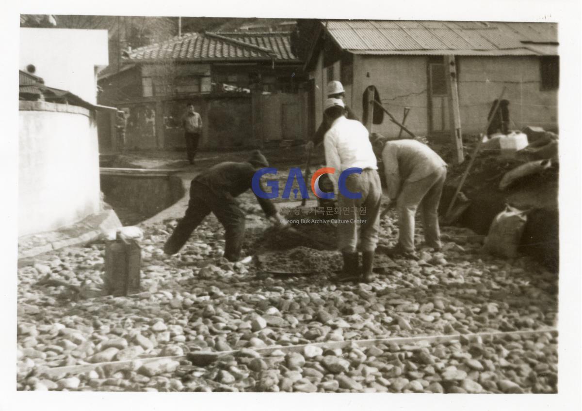 성진골 석출및 골목포장 작업 중 작은그림