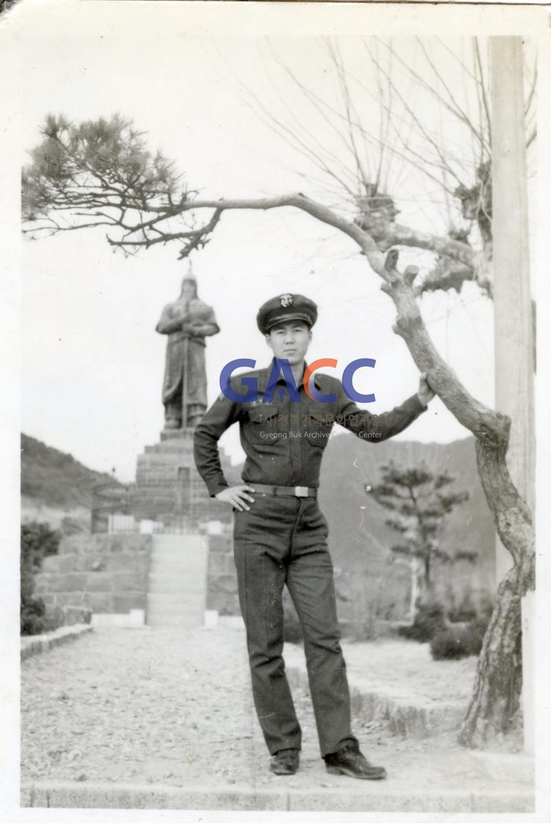 진해 이순신장군 동상 앞에서 작은그림