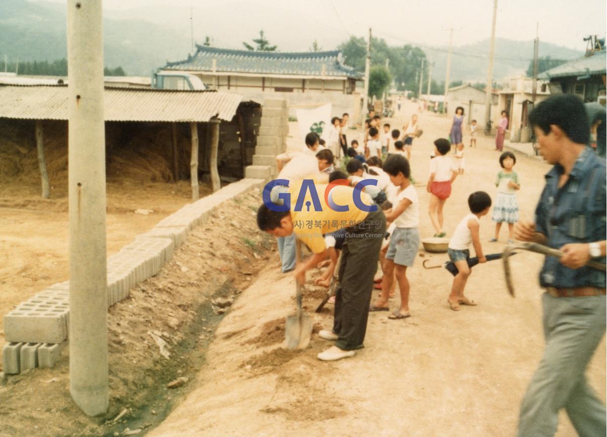 새마을운동 용성동 아이들과 함께 골목 작업 중 작은그림