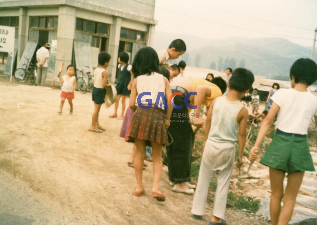 새마을운동 용성동 아이들과 함께 골목 작업 중 작은그림