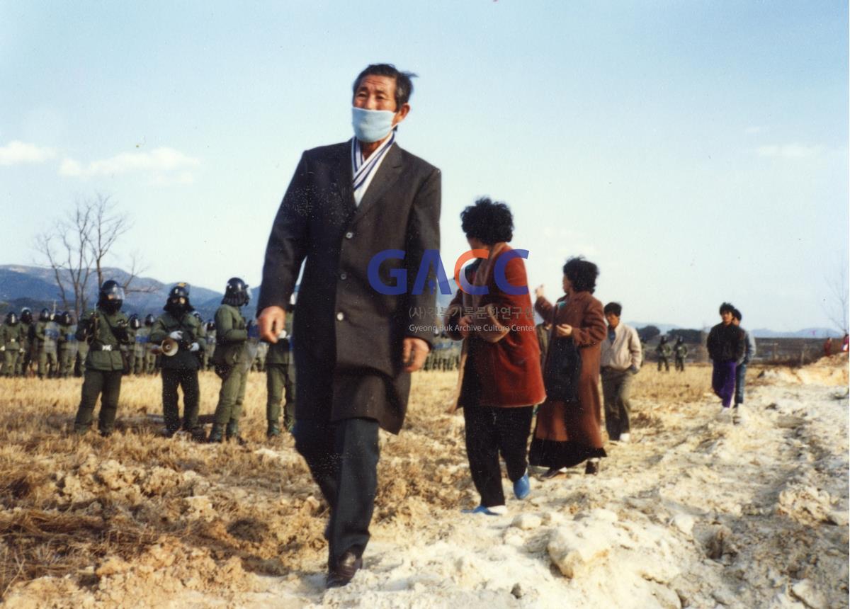 1985년 11월24일 추수감사제 및 농민대회(다인천주교회) 작은그림