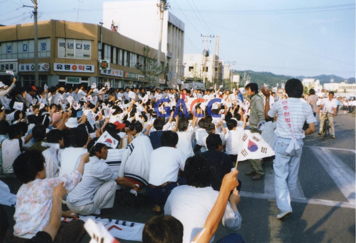 1987년 6월10일 고문살인 은폐규탄 및 호헌철폐 국민대회(문화회관) 작은그림