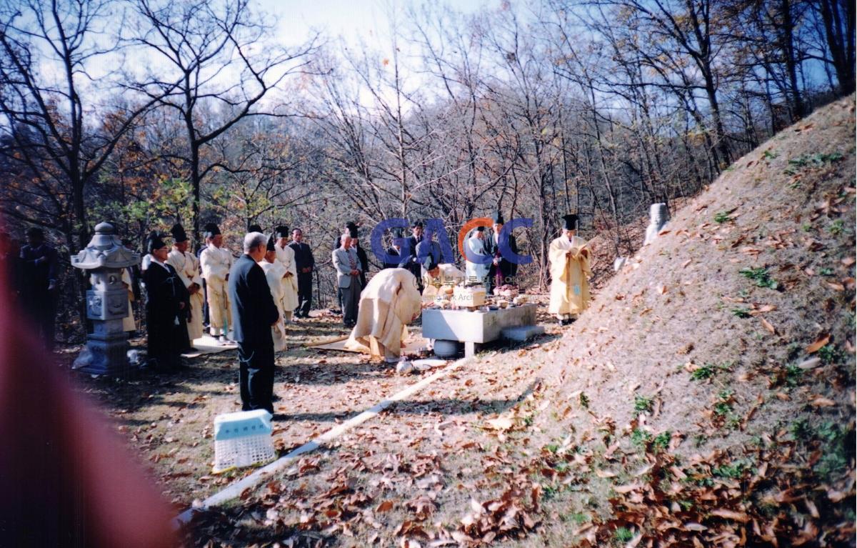 고향의 조상 묘제에 참례하기 위해 전국에서 모인 후손들 작은그림