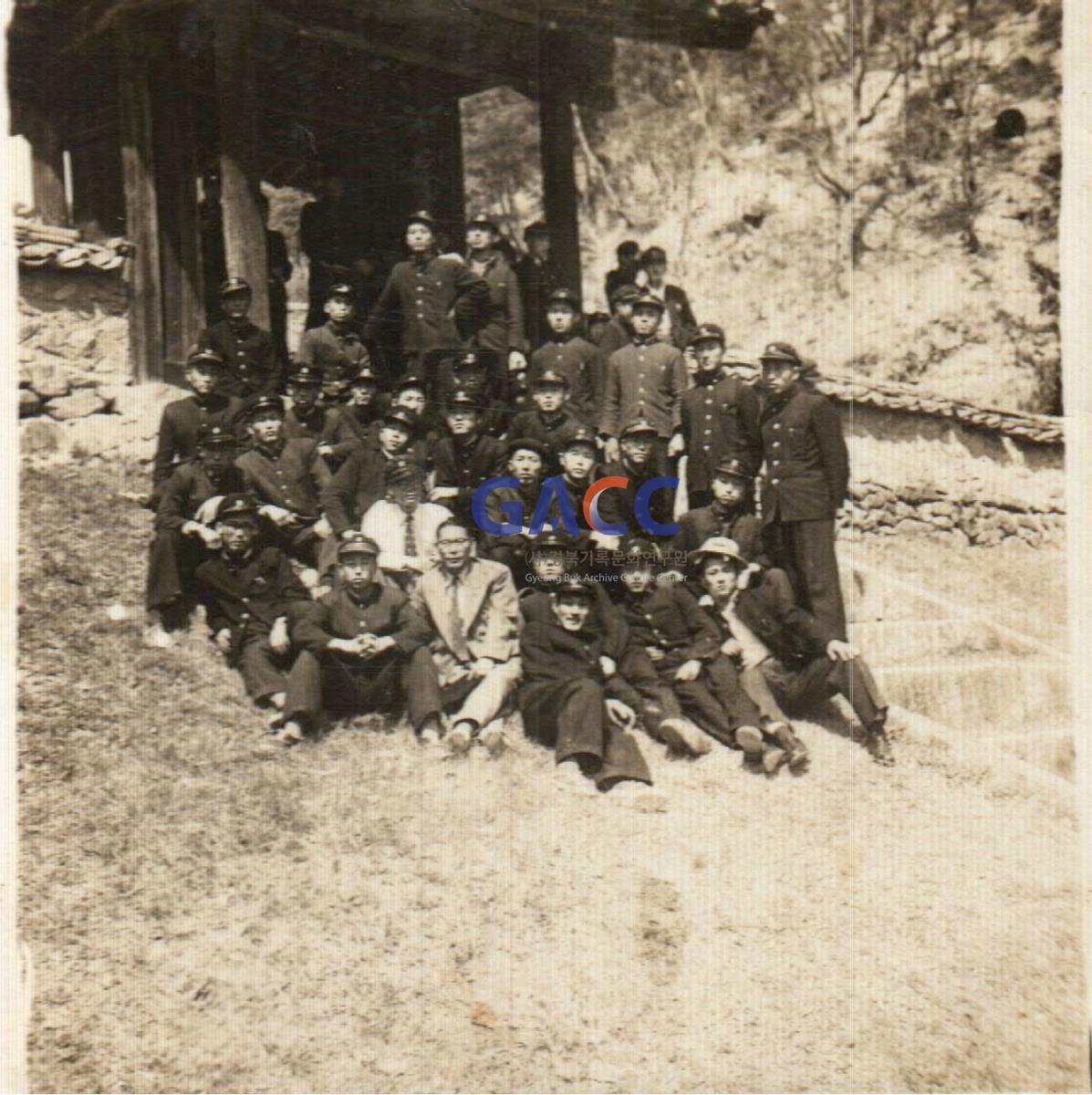 1955년  4월 30일 경덕중학교 소풍 도산서원 입구 작은그림