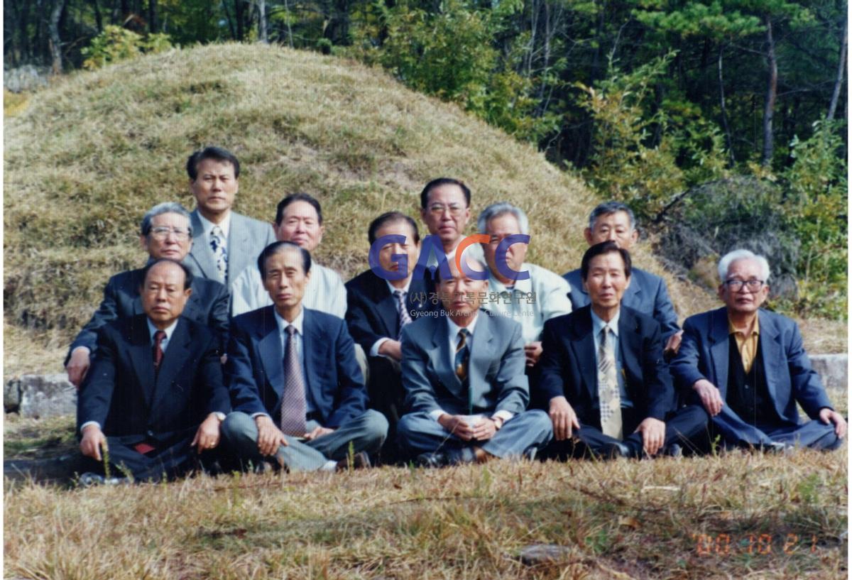 미질리의 고성이씨 산소에서 집안사람들 작은그림