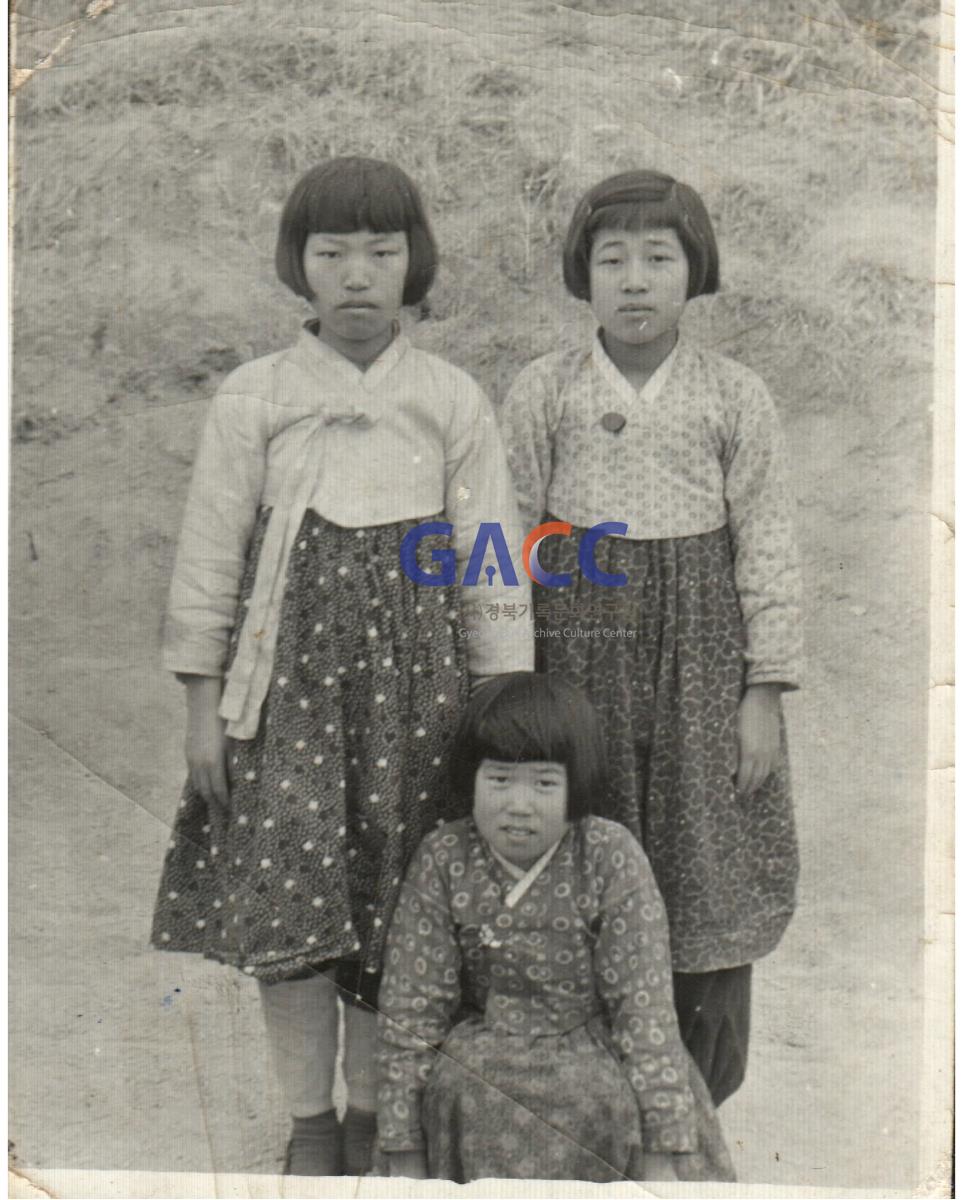 1963년 2월 도곡리 창실 김순해(뒷줄 왼쪽)와 친구들 작은그림