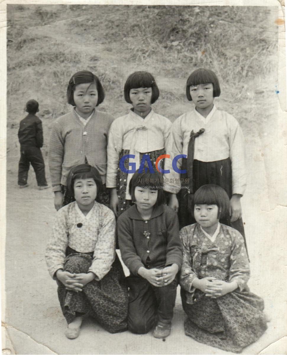 1963년 2월 도곡리 창실 대동국민학교 친구들과  김순해(뒷줄 가운데) 작은그림