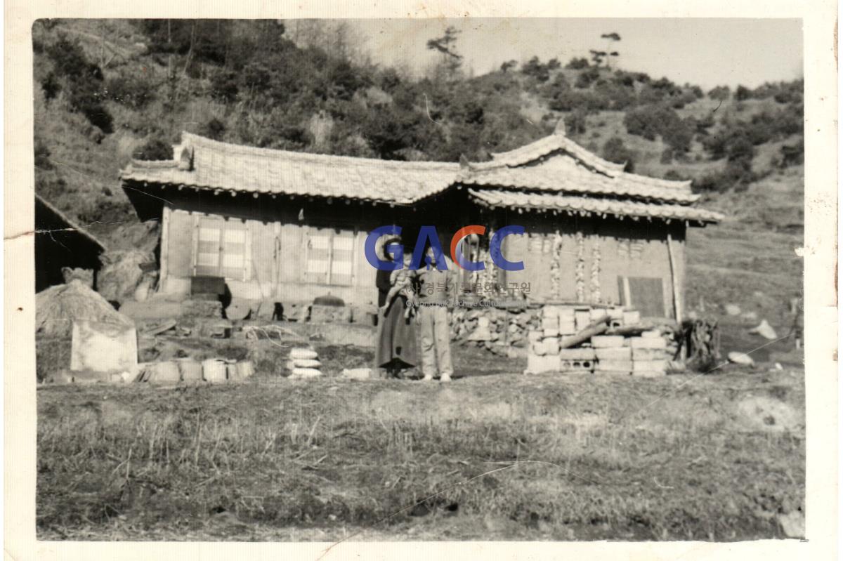 도목동 집에서 아기를 안고 있는 김순해와 막내 시동생 작은그림