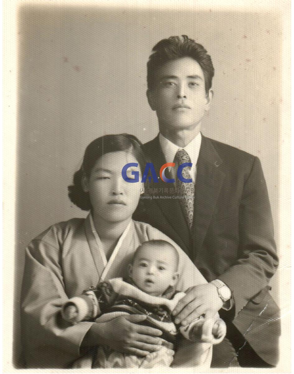 수몰되기 전 첫 애를 품에 안고 있는 김순해 남편 김홍산 작은그림