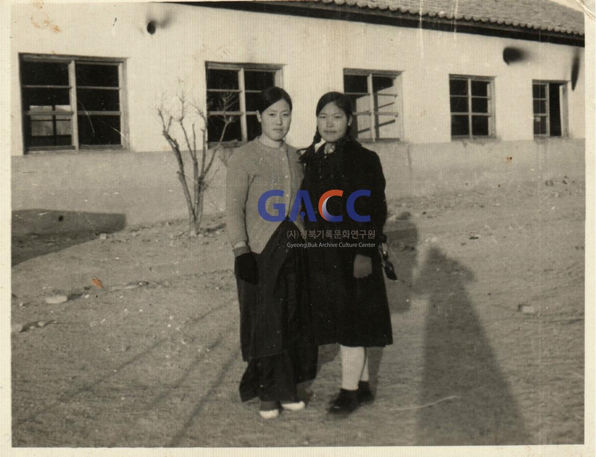 월곡고등공민학교  1회 졸업생 김순해의 학교시절(오른쪽) 작은그림