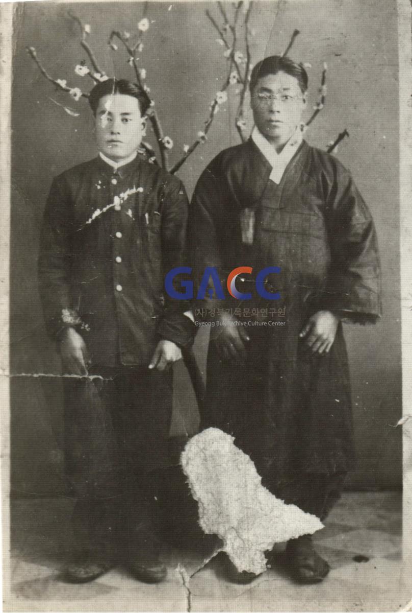 일제시대 중국으로 가서 돈을 벌었던 시절의 시아버지(왼쪽)와 종숙 작은그림