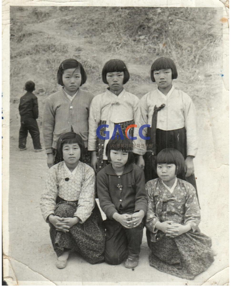 1963년 2월  졸업 무렵 도목리 창실 김순해(뒷줄 가운데)와 친구들 작은그림