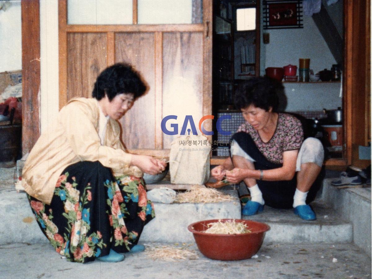 성진골 집에서 콩나물 다듬는 사진 작은그림