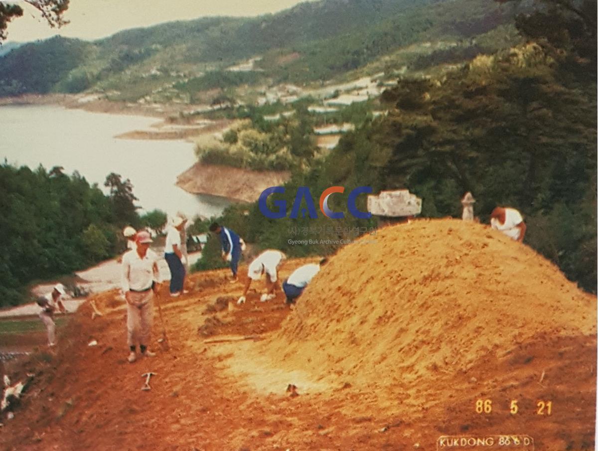 1986년 5월 안동댐 물이 차오르면서 조상 산소를 수몰선 위 쪽 산으로 이장하는 모습 작은그림
