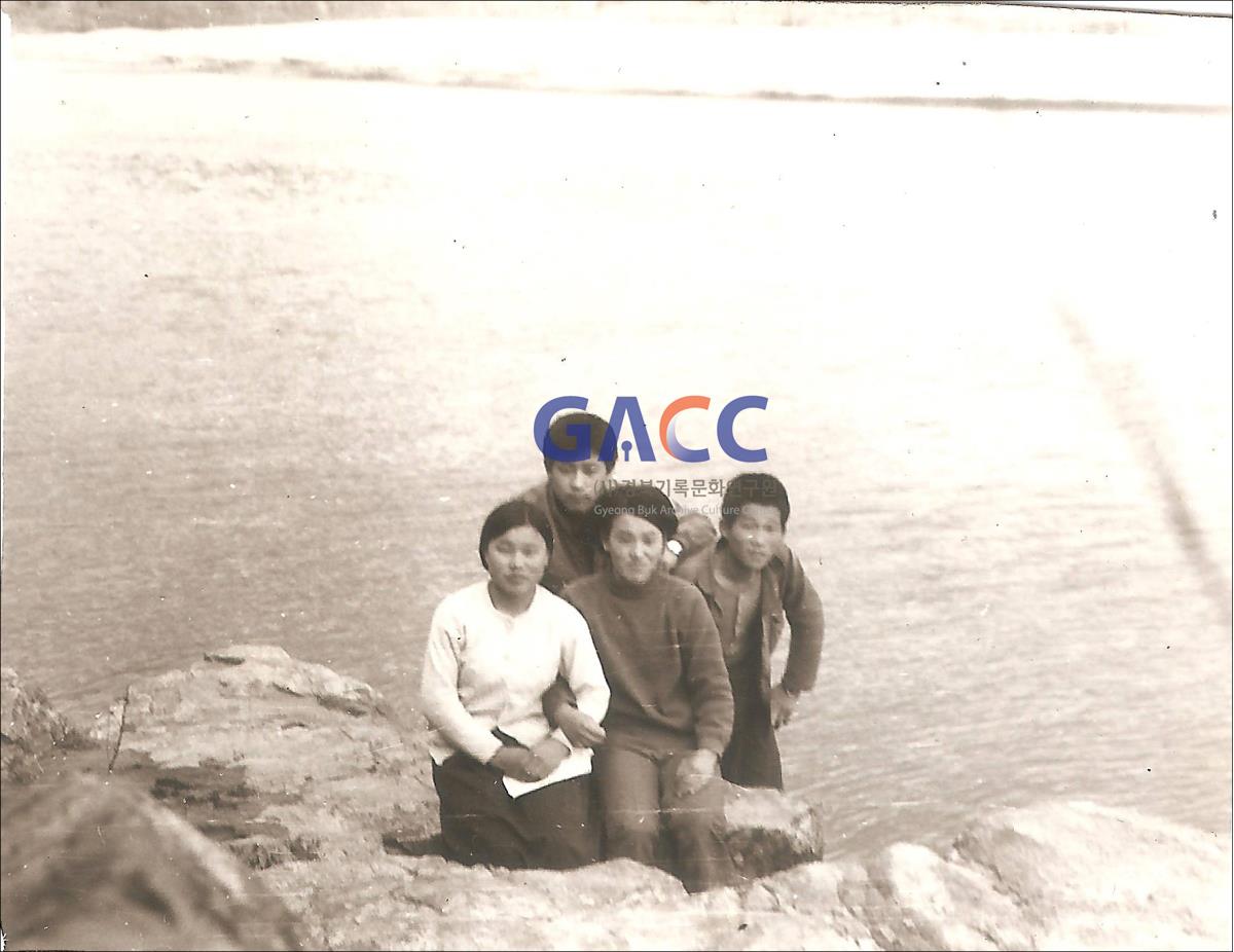 남익찬 씨가 낙동강변에서 집안 형제들과 찍은 사진 작은그림