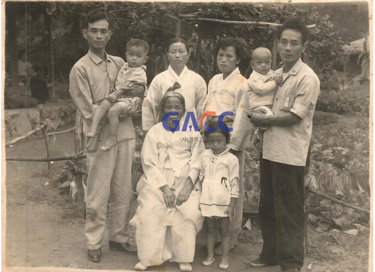 잡실 옛집에서 찍은 가족사진 작은그림