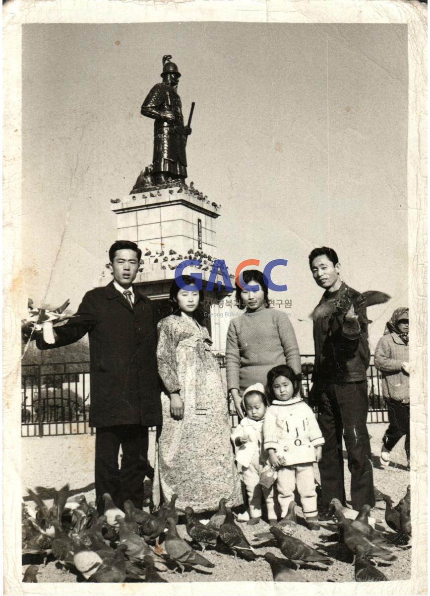 이종구 가족이 대구에 살 때 달성공원에 간 가족사진 작은그림