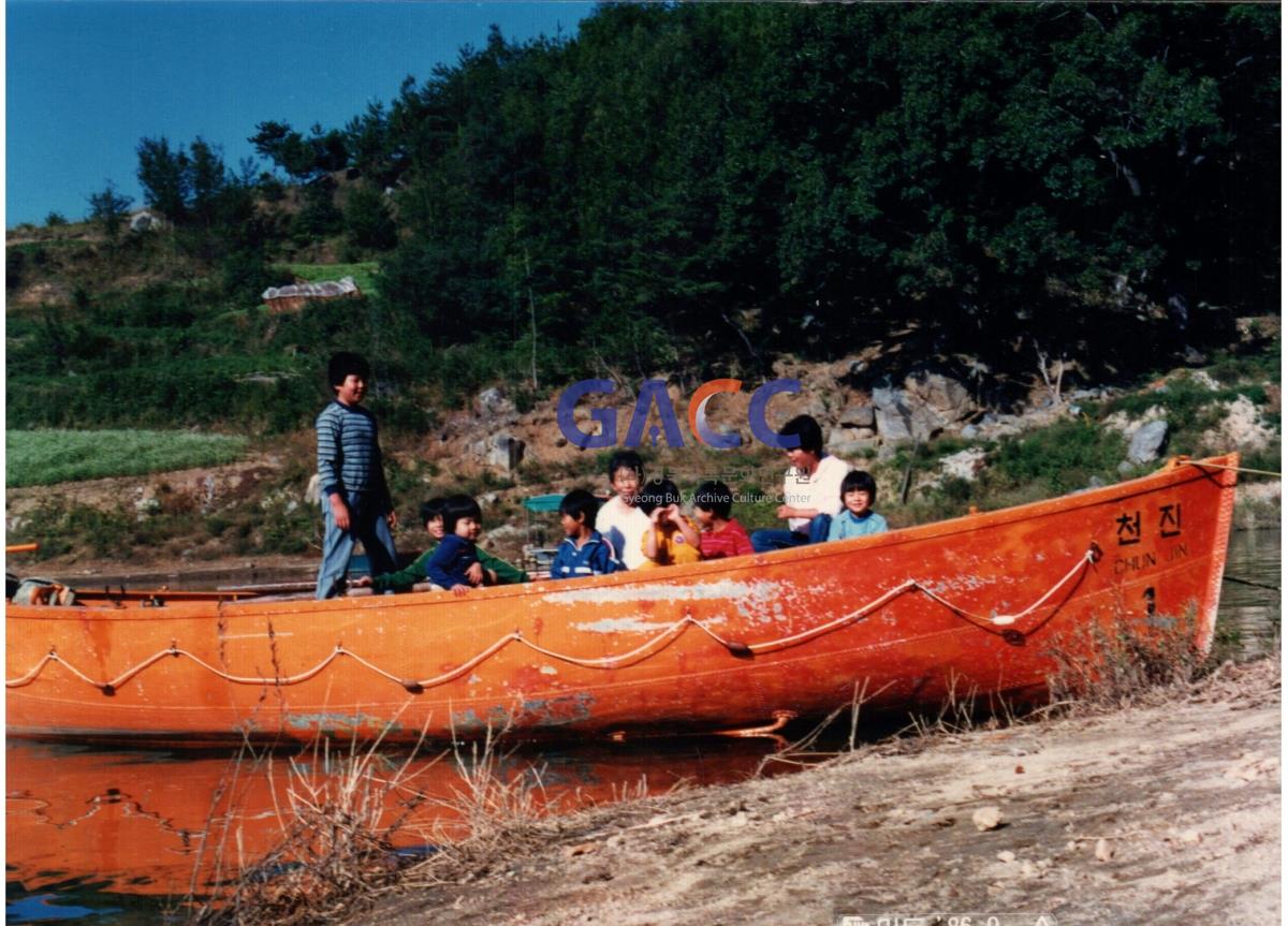 1986년 김영호씨가 수몰 후 사비를 들여 마련한 배에서 작은그림