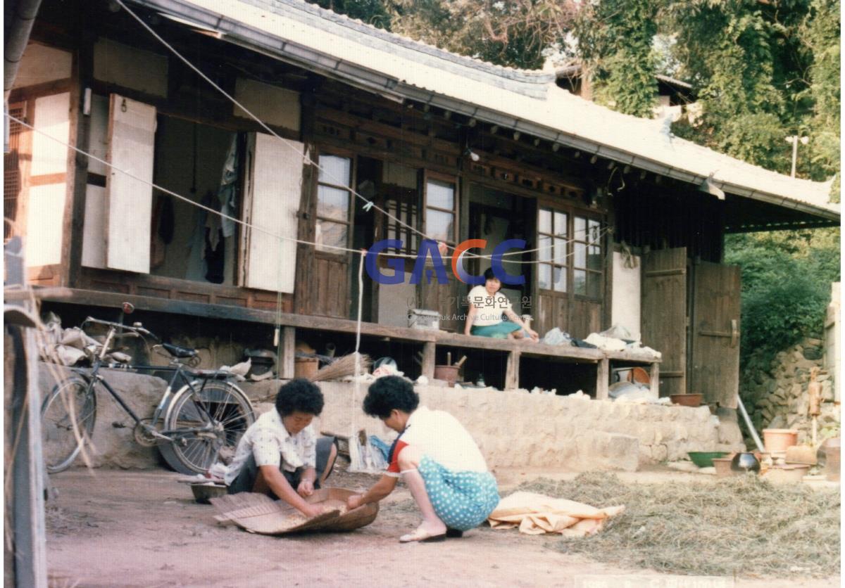 천재순의 친정집 전경, 가을 마당에서 곡식 고르는 모습 작은그림