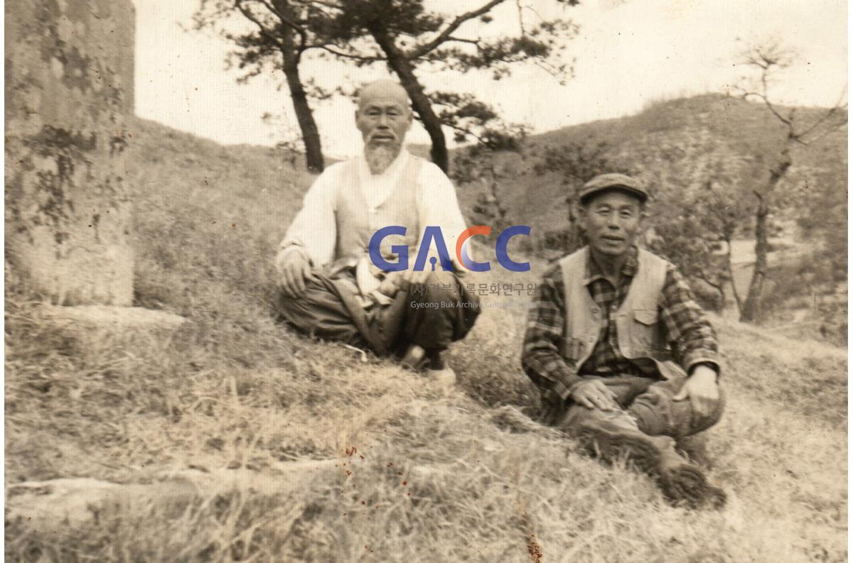 조부(왼쪽) 김철수와 시내에서 동네로 사냥을 온 친척 어른 작은그림