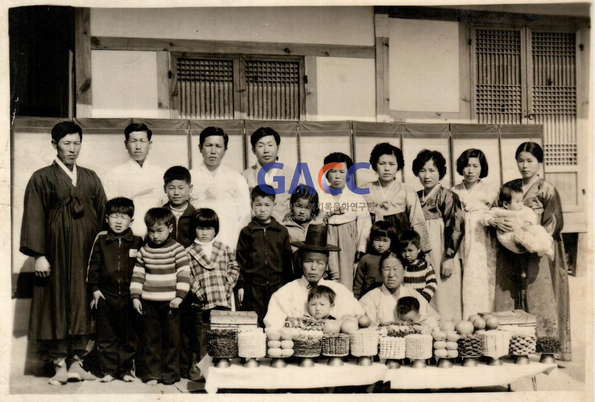 김명한 부친 환갑 나란히 앉은 모친 작은그림