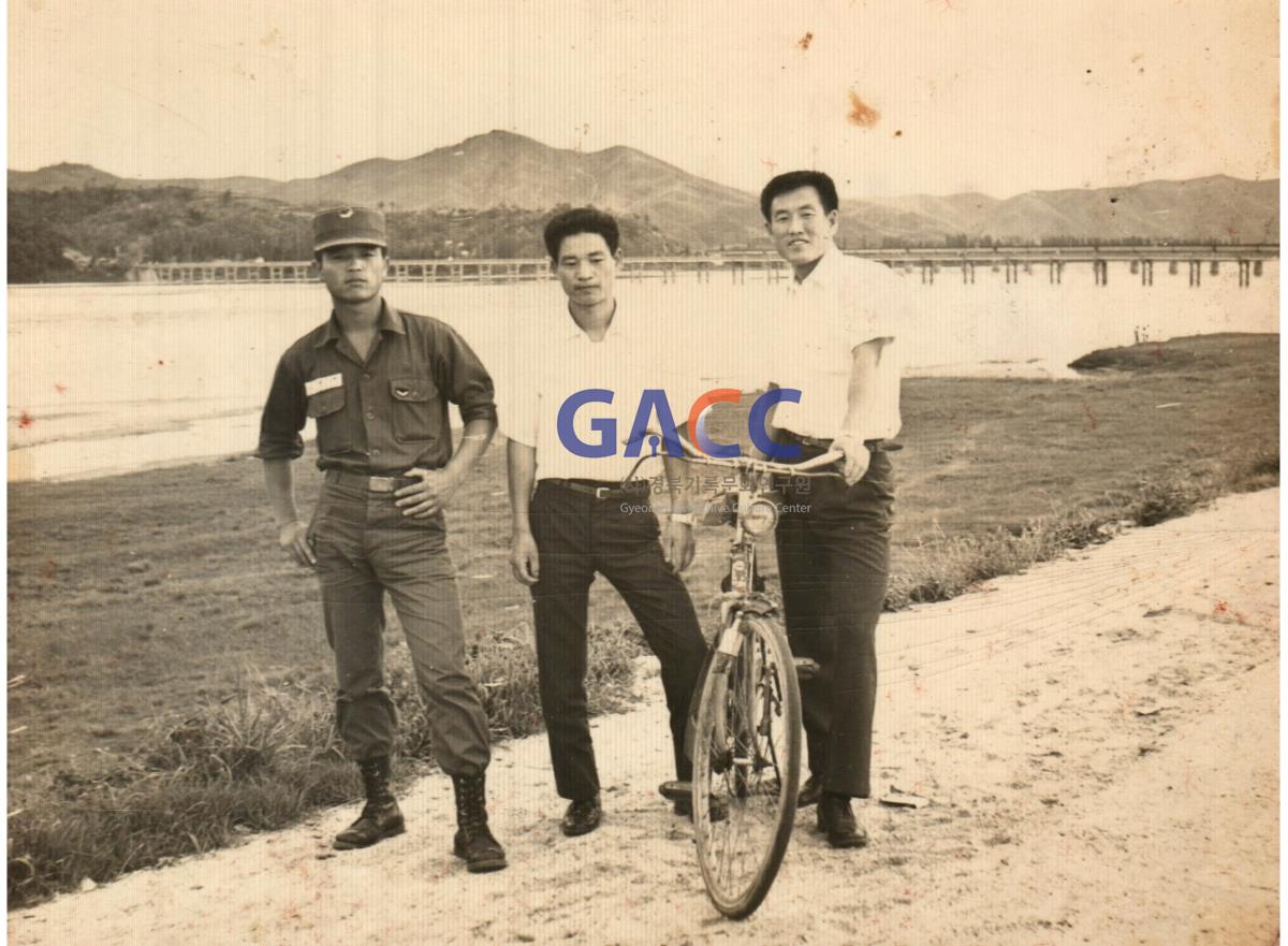 낙동강 강변에서 친구들과 김문한(가운데) 작은그림