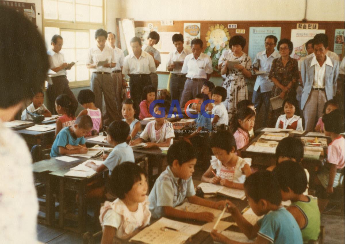 1980년 8월 8일  2학년 1반에서 수업 공개 광경 작은그림