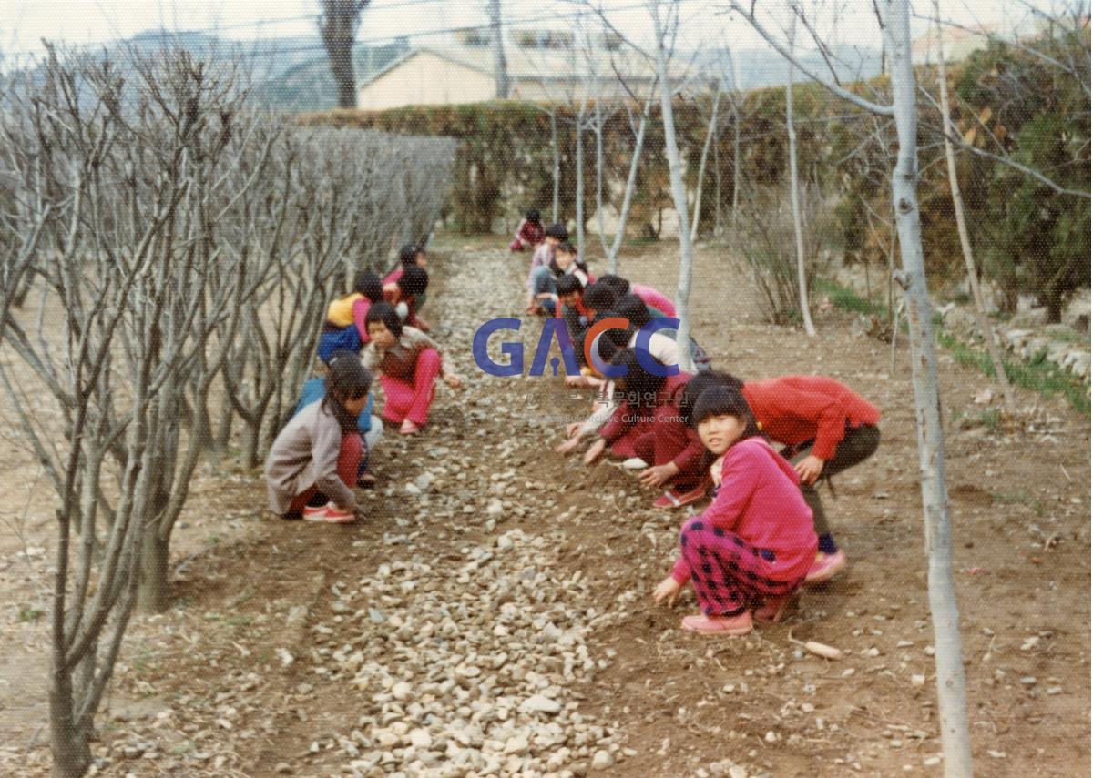 1982년 4월 우리가 공부하는 교재원은 우리 손으로 청소한다. 작은그림