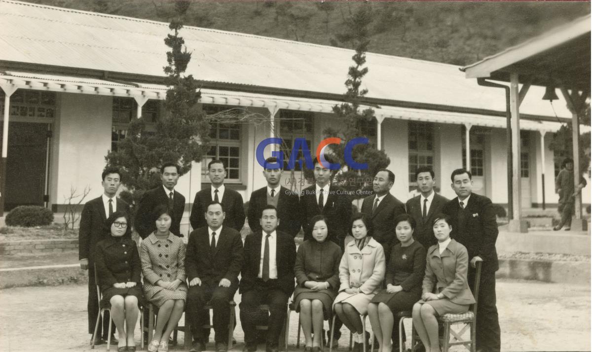 남후국민학교 제33회 졸업기념 직원일동 1970년 2월 작은그림