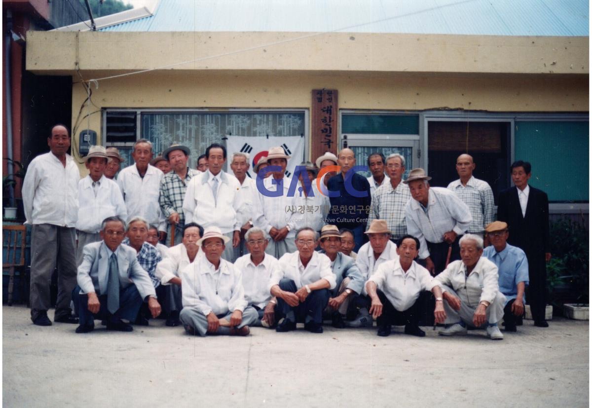 국가유공자 회원들과 함께한 권봉일(사진 둘째줄 왼쪽에서 다섯 번째) 작은그림