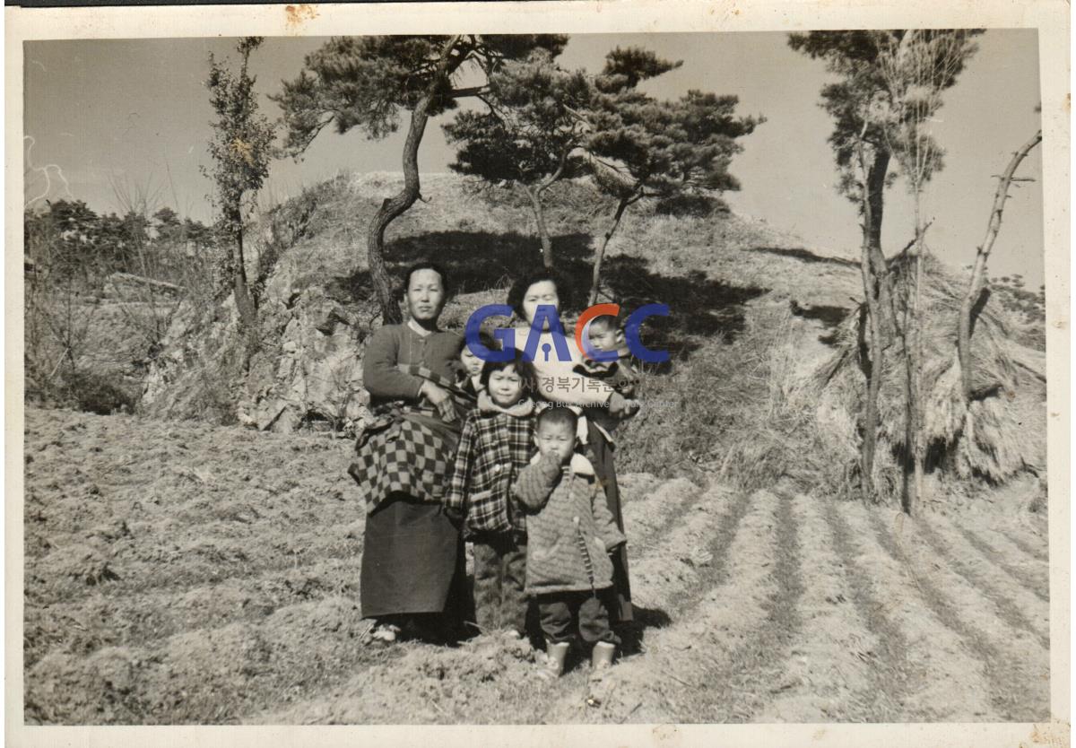 이길남 여사와 친척들-수몰전 고바우 마을에서 찍은 사진 작은그림