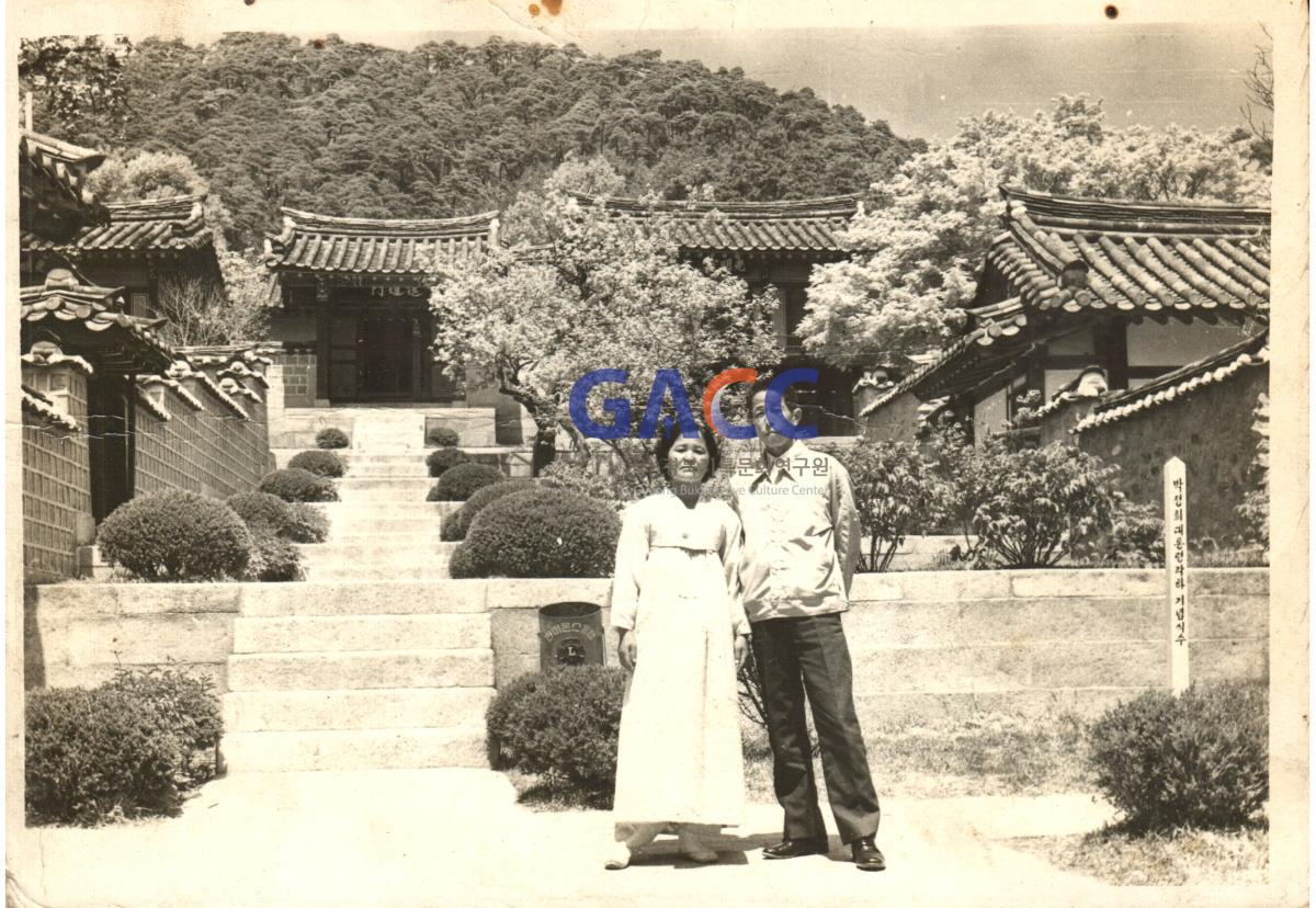 이재운, 권분선 부부 도산서원에서 작은그림