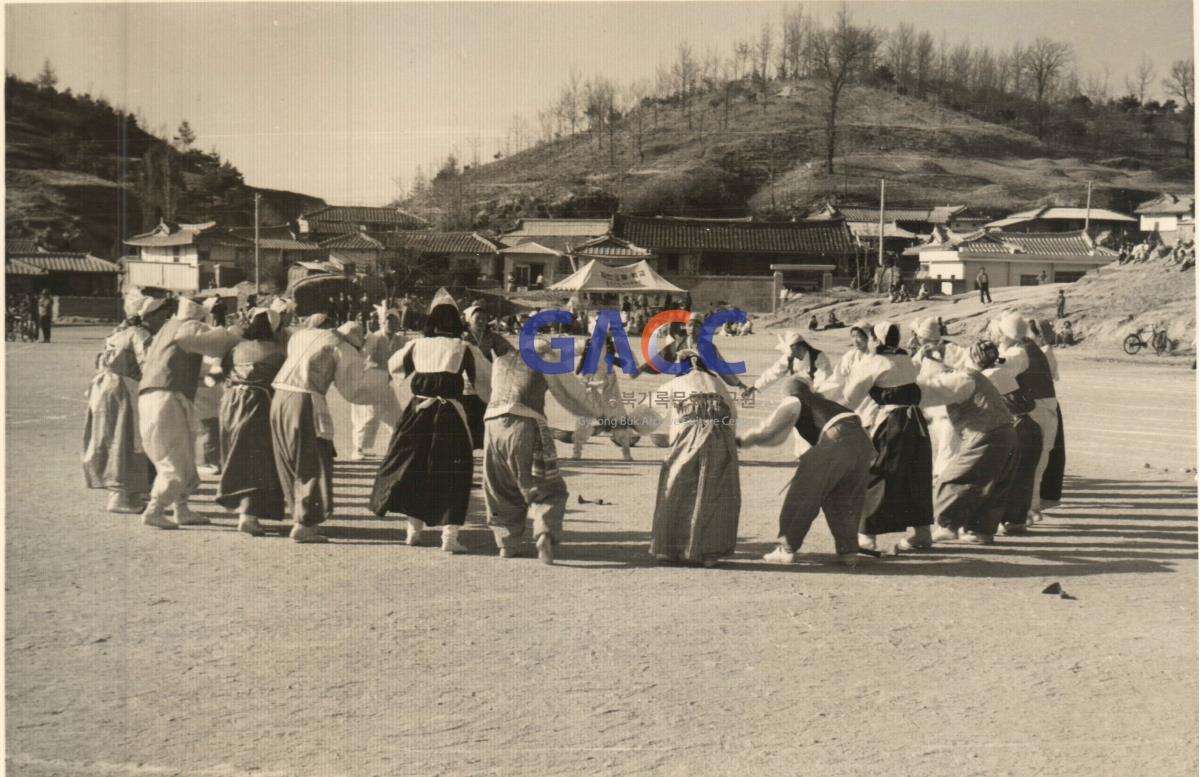 안동민속축제에 참가한 경안고등학교 학생들이 공설운동장 앞에서 연습하는 모습 작은그림