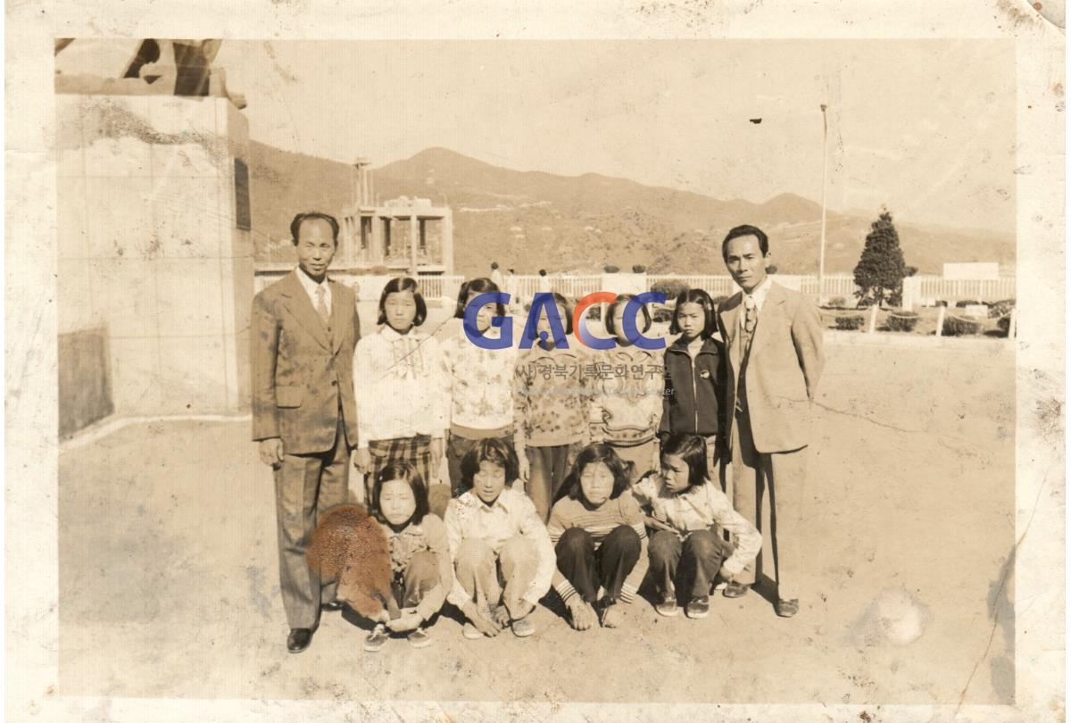 선생님과 안동댐기념탑에 간 대동국민학교 아이들 작은그림