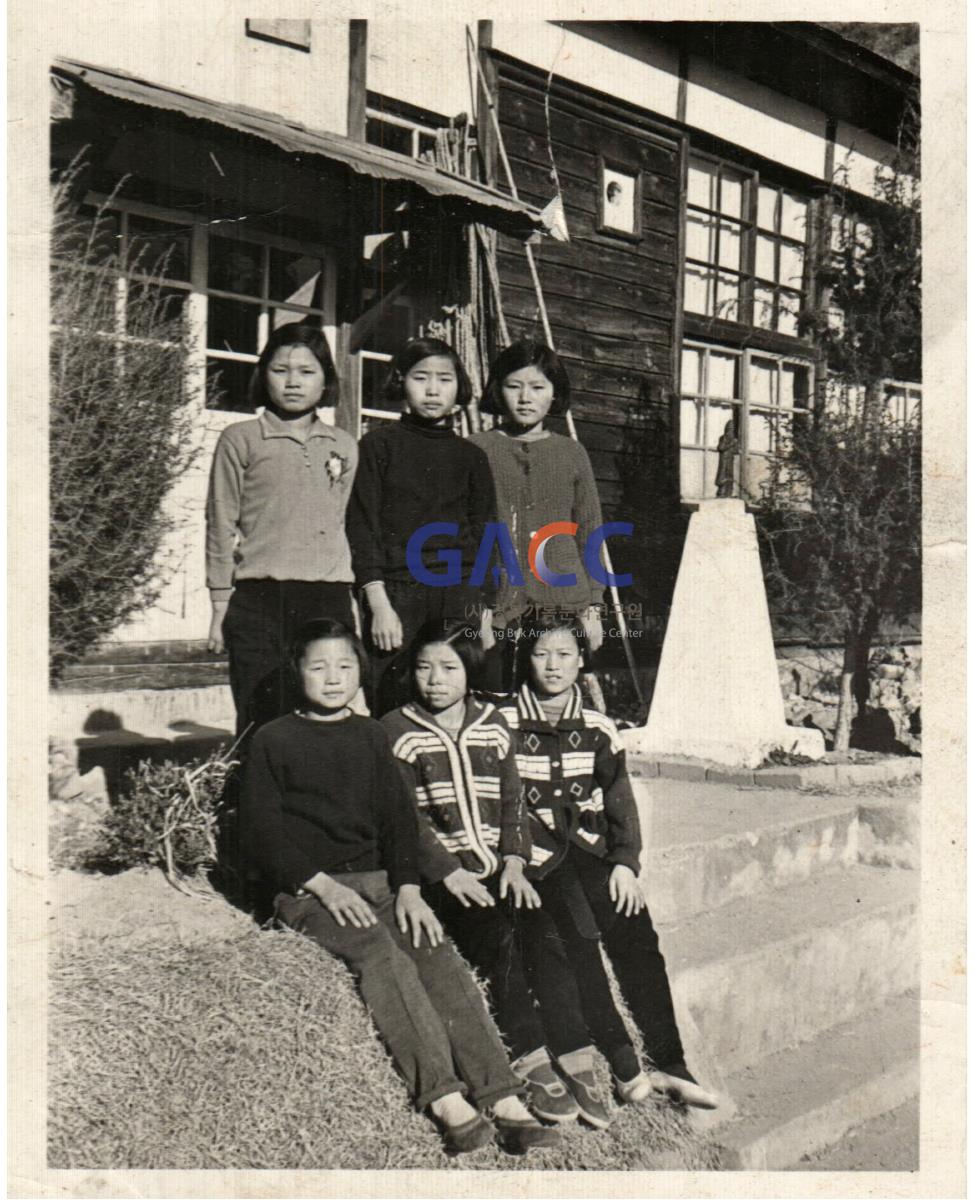 성탄절에 대동학교 교정에서 딸과 친구들 1970년 11월 24일 작은그림
