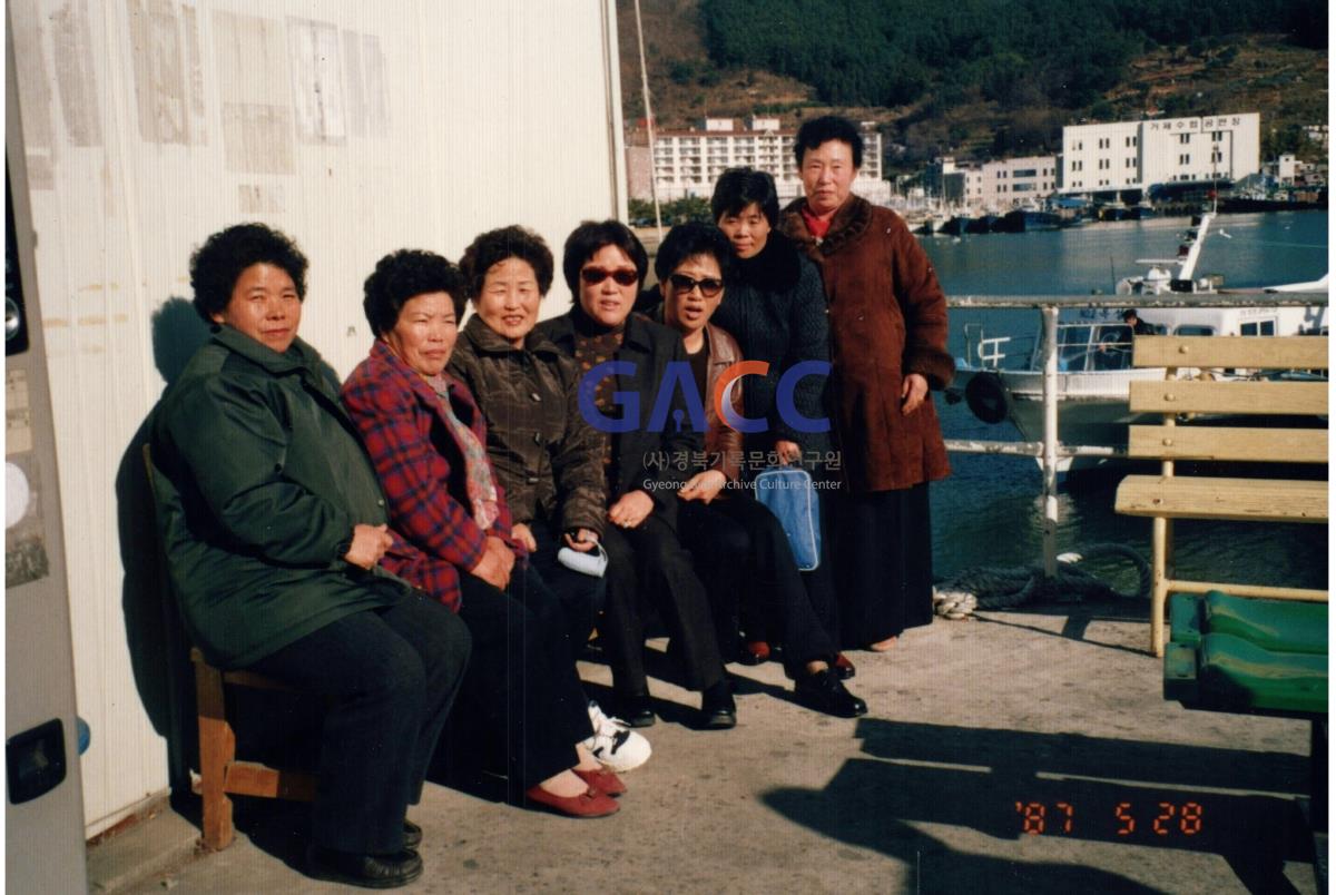 1987년 5월 28일 바닷가 놀러간  미질2동 기사리 사람들 작은그림