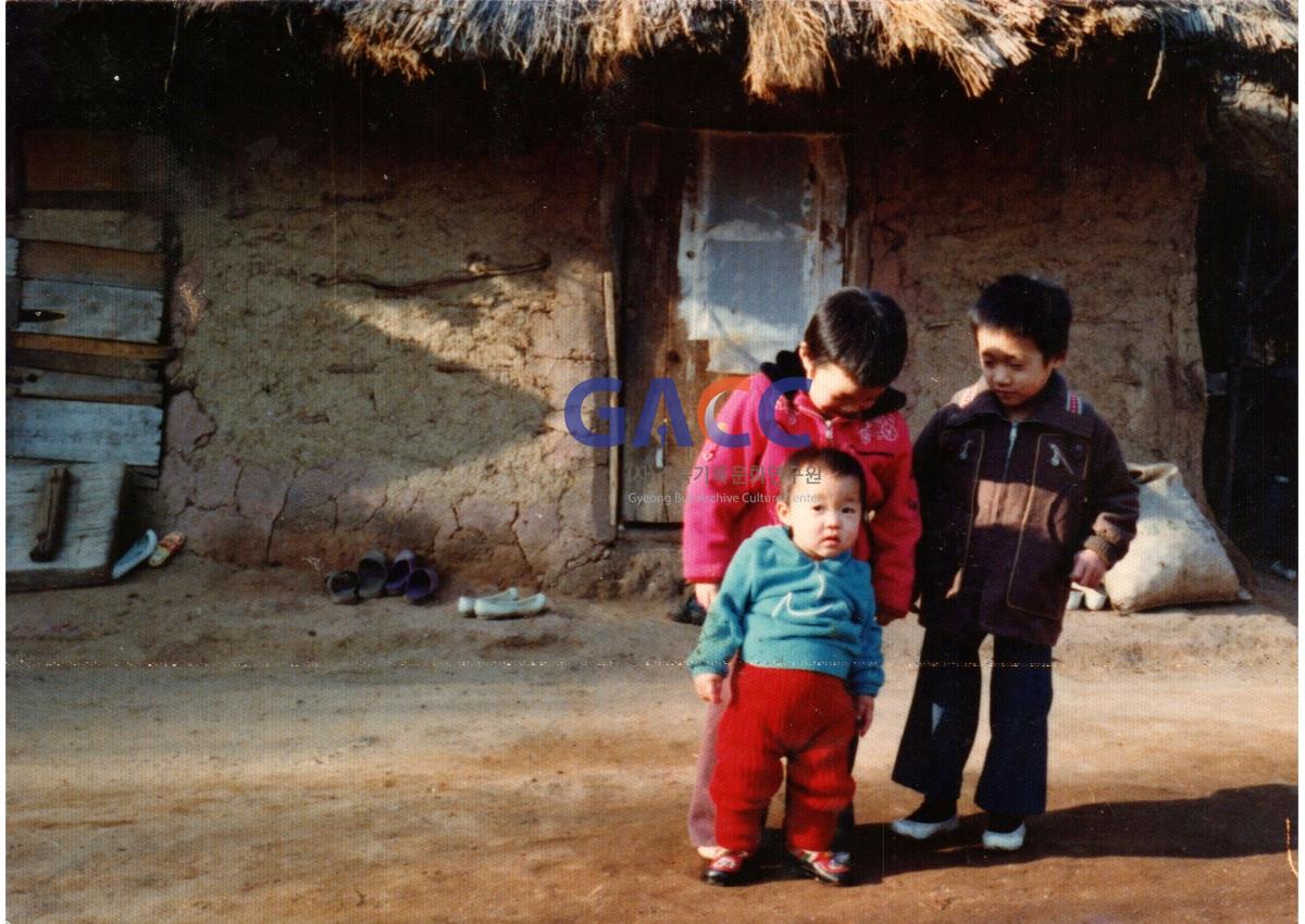 수몰 후 미질동 산 위로 옮겨지은 움막집에서 삼남매 작은그림